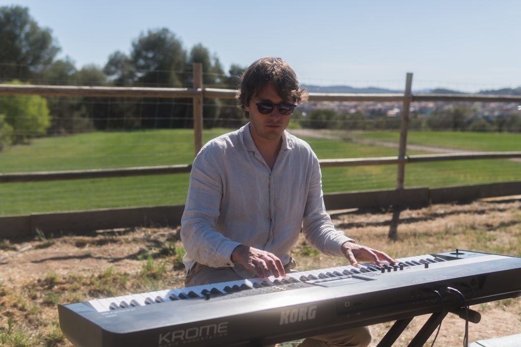 noi tocant el piano