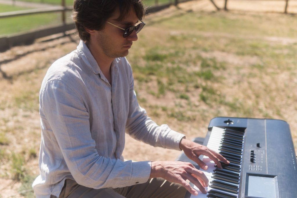 noi tocant el piano