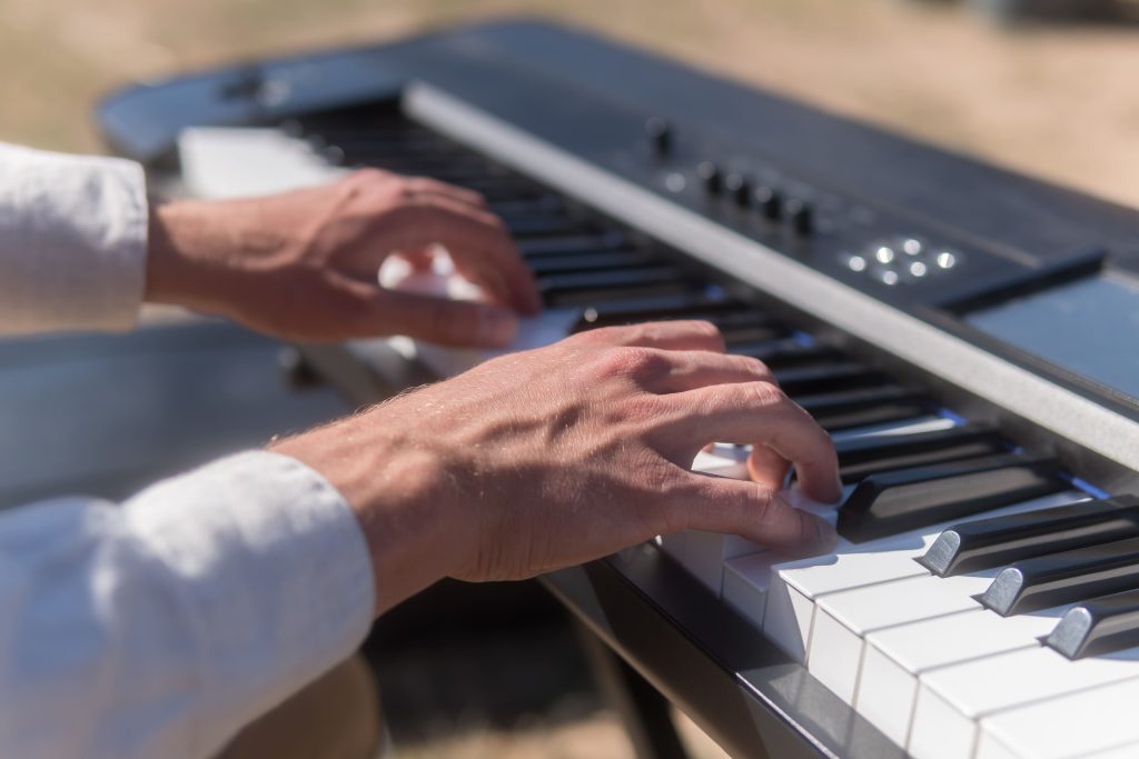 mans en un piano