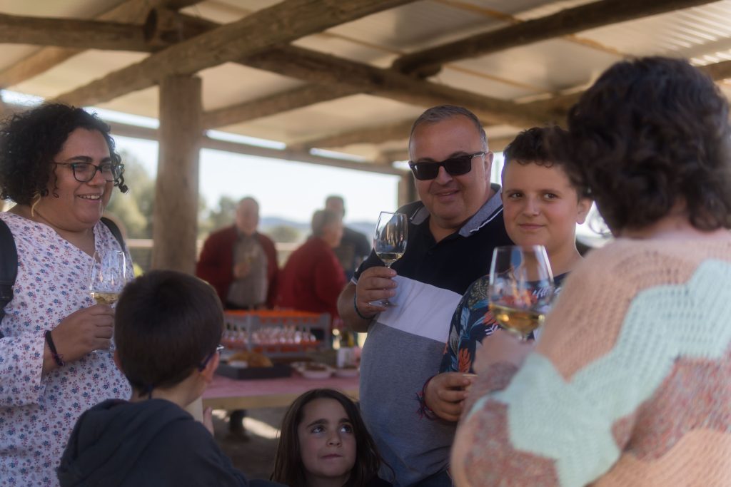 gent a la cometa disfrutant d'uns vins