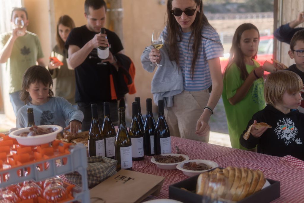 gent a la cometa prenent vins jaia