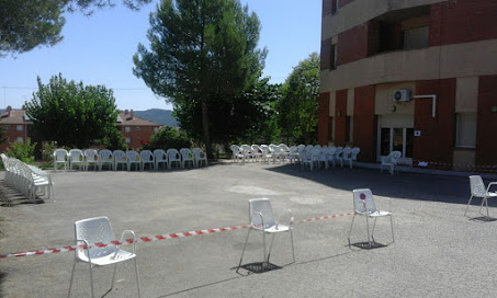 cadires a l'exterior de la cometa